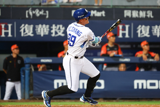 張育成從潘威倫手中敲二壘打 中職首安出爐