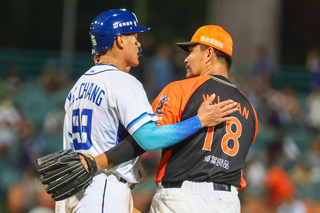 張育成從潘威倫手中敲首安喊幸福 想起經典賽感覺