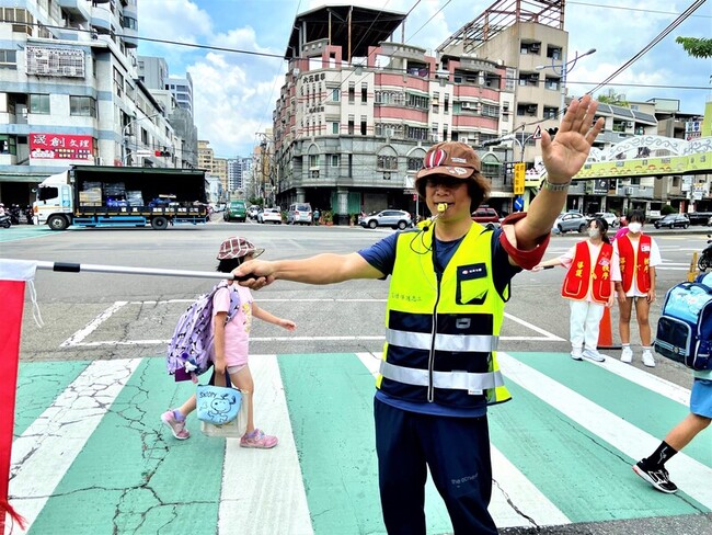 台中教師獲頒金安獎  1300名學生放學只花7分鐘 | 華視新聞