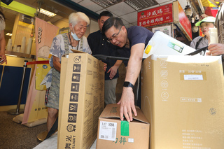 彭啓明體驗第一線拾荒 允諾重視拾荒者聲音