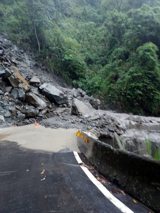 嘉義大華公路邊坡落石道路中斷 縣府爭取建明隧道 | 華視新聞