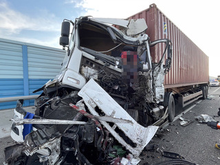 國3彰化段2聯結車追撞 1人重傷受困待救