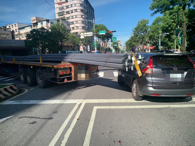 新北曳引車載過長鋼筋 疑迴轉狠刮停等紅燈車肇事 | 華視新聞