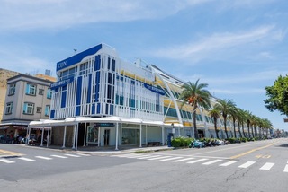 旗津海岸門面換裝 高雄旗后觀光市場落日餘暉映波浪