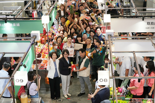 屏東西市場改建開幕 蕭副總統送攤商好彩頭