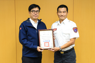 救災護遺體婉拒加菜金  高市消防隊長獲頒廉潔楷模