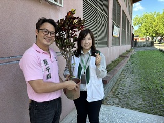 幼園童細心照顧  義賣400盆變葉木助南投弱勢兒少