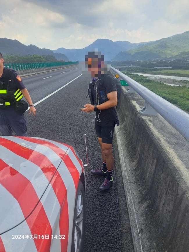 香港男騎單車往日月潭 跟著導航誤闖國6警護送離開 | 華視新聞