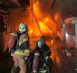 新莊住宅起火延燒 警消搶救幸無傷亡