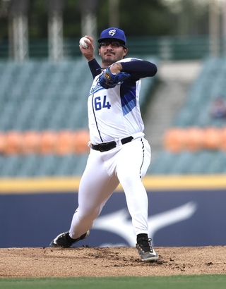 悍將洋投羅戈守備補位踩到球棒 右腳扭傷退場