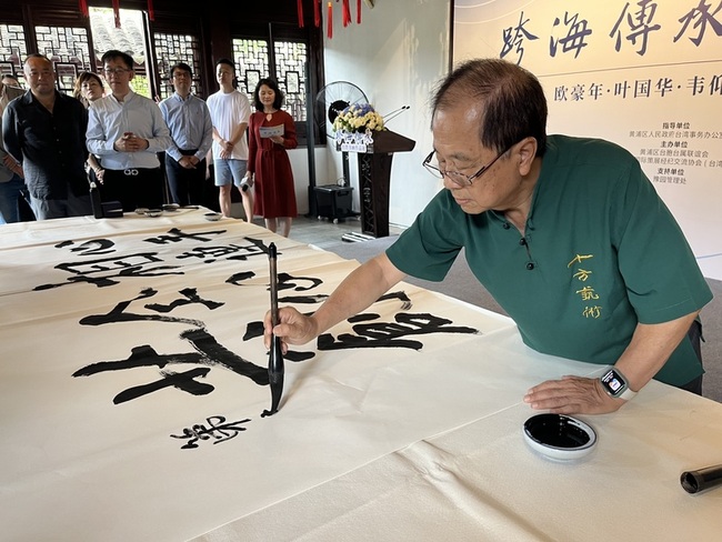 台灣書法家豫園揮毫 驚豔上海民眾 | 華視新聞