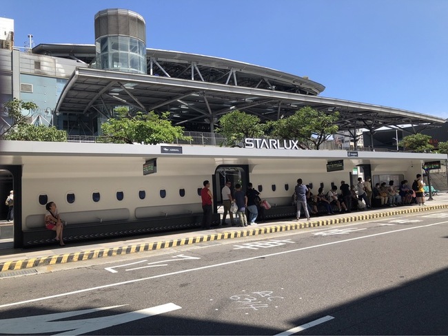 基隆火車站南站候車亭化身機艙  屋頂有飛機跑道 | 華視新聞