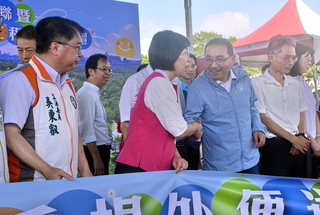 堤外便道通車典禮  侯友宜同框蘇巧慧握手感謝