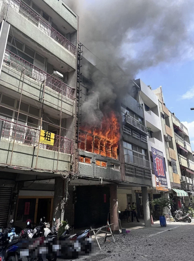 彰化車站前長安街透天厝失火波及7間店面 幸無傷亡 | 華視新聞