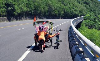 長愛育幼院單車環島 6歲童與8旬志工互助成經典