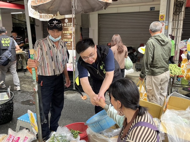 提前敲響高雄市長選戰 賴瑞隆跨區到鳳山掃街 | 華視新聞