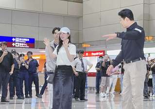 韓星金智媛抵台、手比愛心送飛吻 粉絲擠爆桃機