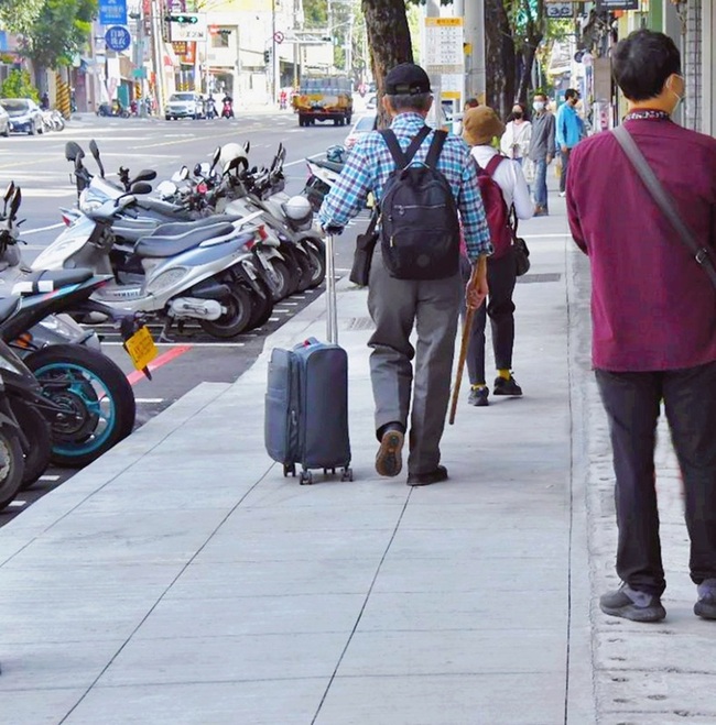 楠梓車站周邊人行道改善施工 提升區域通行品質 | 華視新聞