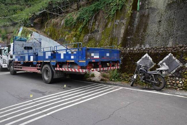 台中大貨車違規停放路旁 28歲男騎機車碰撞傷重不治 | 華視新聞