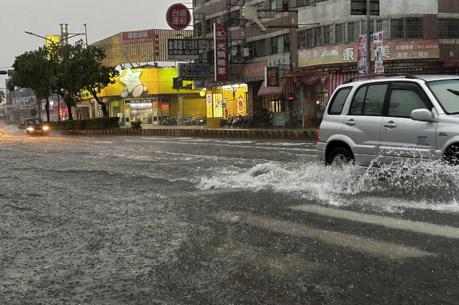 台南雷雨伴強風 新市區3小時累積雨量破百毫米 | 華視新聞