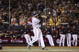 彭政閔明星賽對決王建民怕被丟到 寶刀未老敲二壘打