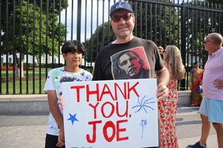 美民眾白宮外舉牌感念拜登付出 期待賀錦麗舌戰川普