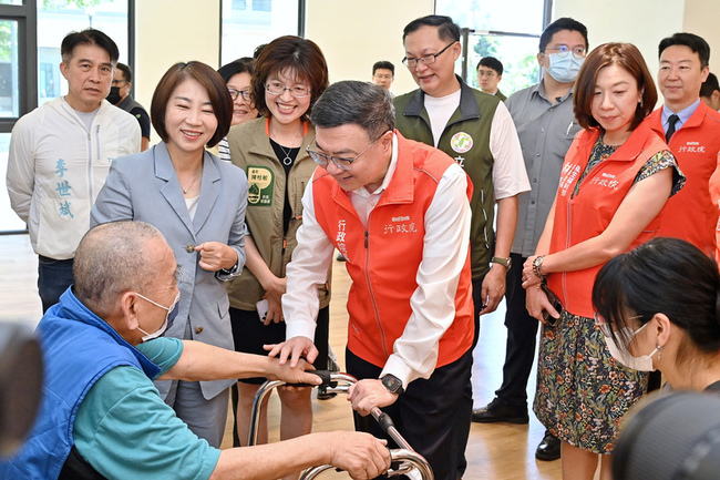 訪屏東失智照顧園區 卓榮泰：像兒童樂園是全台典範 | 華視新聞