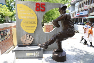 棒球魔術師徐生明銅雕美濃落成 傳承永不放棄精神