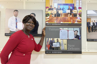 紐奧良市府國際處長訪台南 贈市鑰深化友好