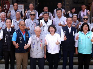 嘉義城隍夜巡重現百年前祈雨 2米機器人與信眾互動