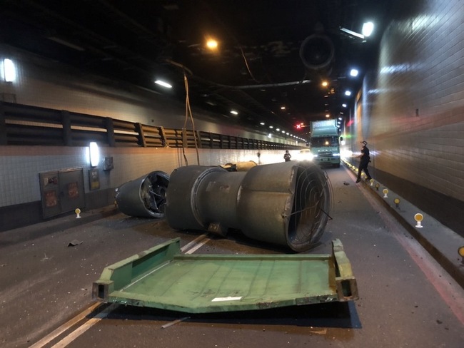 高雄過港隧道鼓風機掉落 改採單孔雙向通車 | 華視新聞