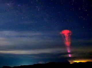 南橫上空出現喇叭型紅光 專家：罕見巨大噴流