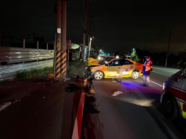 高雄小黃凌晨自撞電桿車頭全毀 駕駛不治肇因待相驗 | 華視新聞