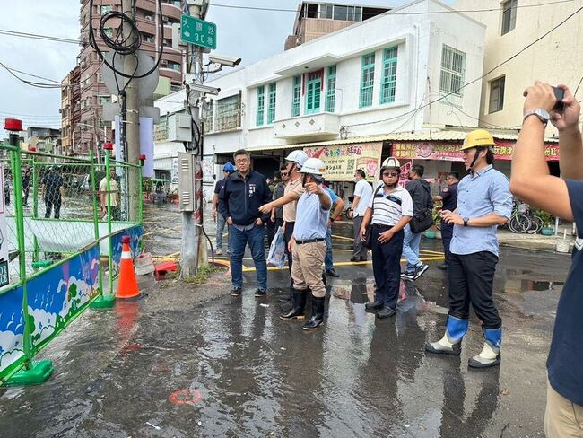 颱風逢大潮高雄旗津淹水 李懷仁視察防颱整備 | 華視新聞