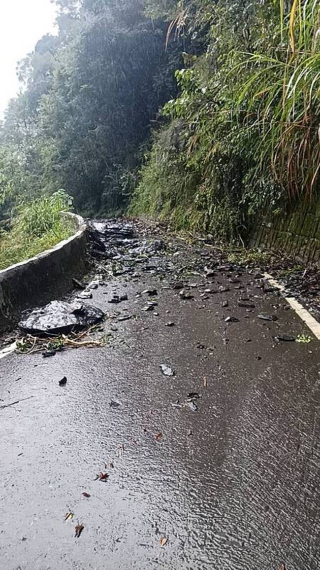 颱風凱米來襲 竹縣尖石鄉道路落石搶修中 | 華視新聞