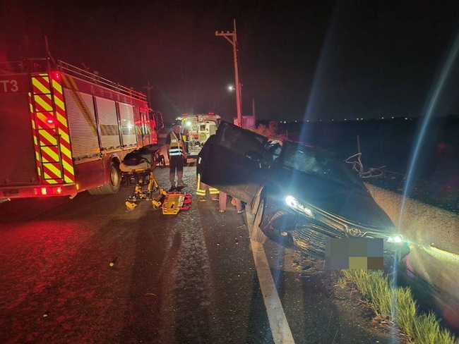 嘉義男子酒後開車撞對向護欄 同車友人1死1傷 | 華視新聞