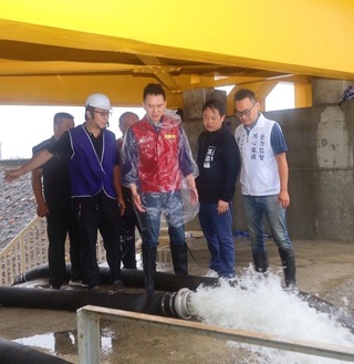 颱風凱米來襲 竹北市設置抽水機防堤防附近淹水