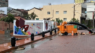 颱風凱米接近 彰化風勢明顯變大鹿港有零星遊客