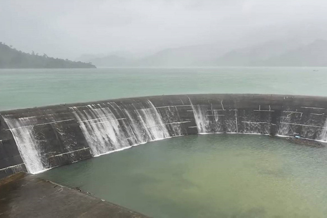 南化水庫滿水位溢流 開啟防淤隧道放水兼排砂 | 華視新聞