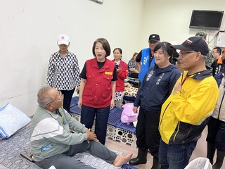 屏東撤離山區155人  周春米探視唱感恩歌互打氣