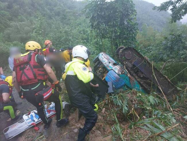 三峽五寮里長疑颱風天勘災 開怪手翻覆遭壓身亡 | 華視新聞