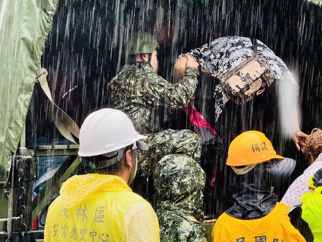 颱風來襲高雄山區撤離逾2千人  邱議瑩關心送物資 | 華視新聞