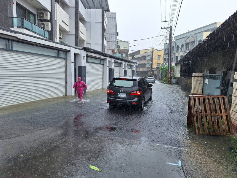 嘉縣水上美上美社區路面淹水