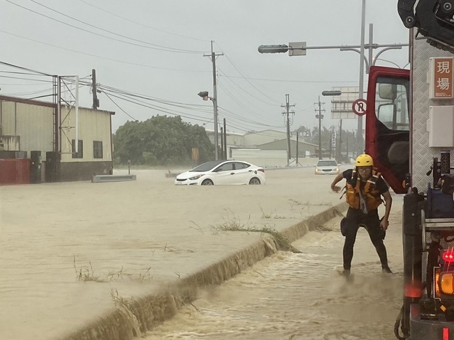 凱米颱風雨勢驚人  雲林多處淹水車輛受困 | 華視新聞