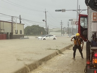 凱米颱風雨勢驚人  雲林多處淹水車輛受困