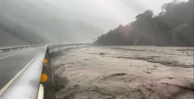 高雄山區溪水上漲  部分陸橋上午陸續封閉 | 華視新聞