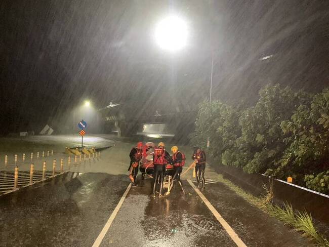 嘉義八掌溪水暴漲溢堤 37人受困路中或民宅獲救 | 華視新聞