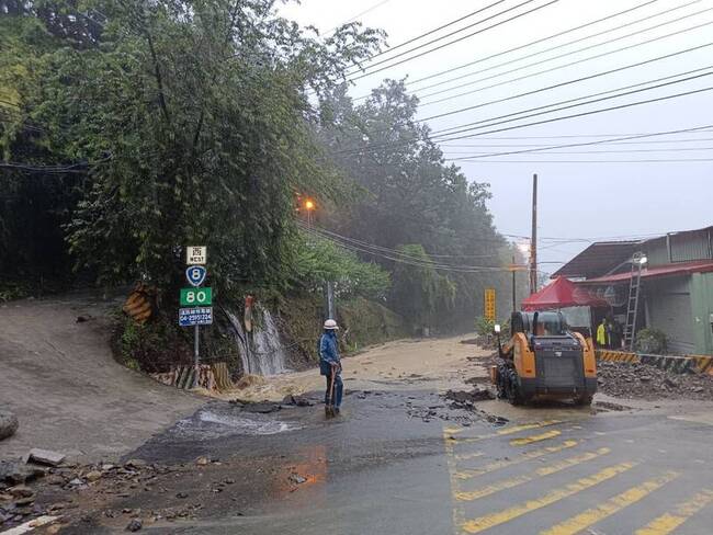 大雨沖刷邊坡 台中梨山加油站圓環泥水阻道警交管 | 華視新聞