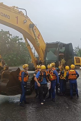 濁水溪暴漲2人受困 彰化消防出動挖土機救援