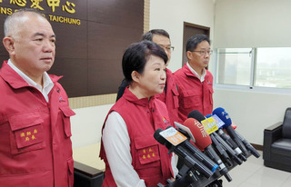 王義川批赴美還帶紅背心 盧秀燕：應變會議規定服裝